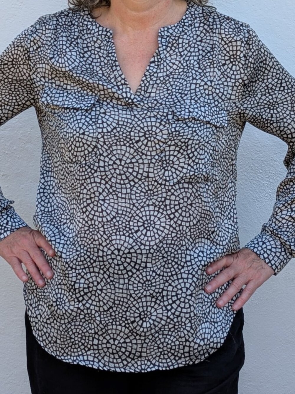 Sioni top black and white size large womens